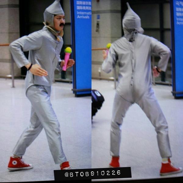 G-Dragon lên đồ Cái Bang, chưa hốt bằng có người mặc cả áo choàng tắm ra sân bay-8