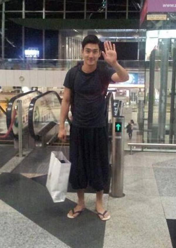 G-Dragon lên đồ Cái Bang, chưa hốt bằng có người mặc cả áo choàng tắm ra sân bay-9