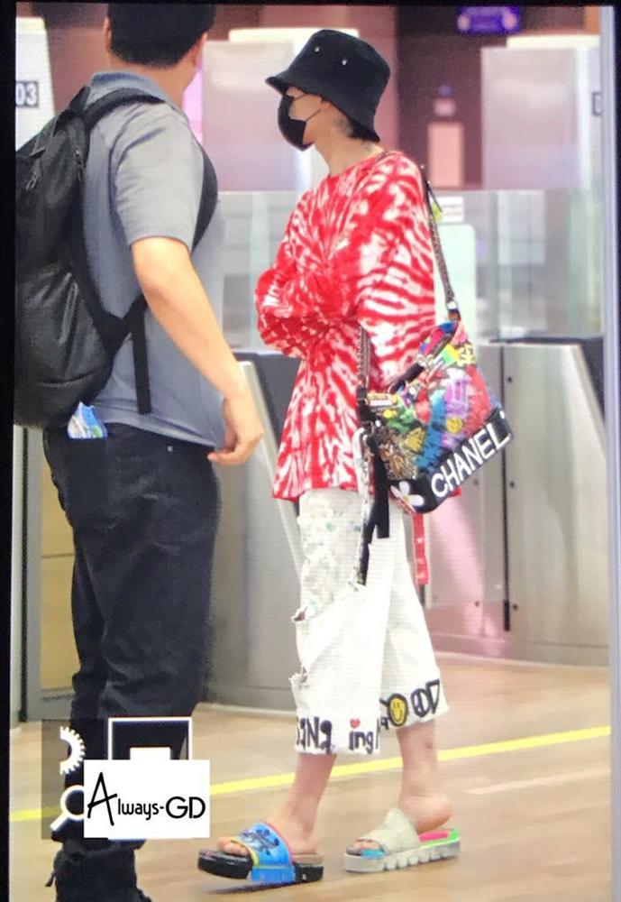 G-Dragon lên đồ Cái Bang, chưa hốt bằng có người mặc cả áo choàng tắm ra sân bay-6