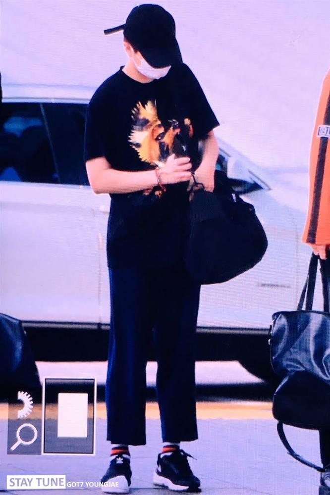 G-Dragon lên đồ Cái Bang, chưa hốt bằng có người mặc cả áo choàng tắm ra sân bay-11