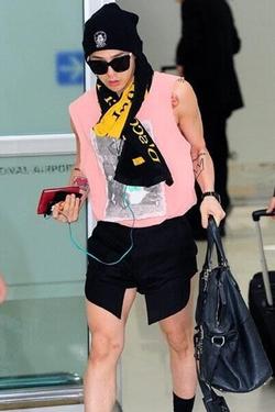 G-Dragon lên đồ Cái Bang, chưa hốt bằng có người mặc cả áo choàng tắm ra sân bay