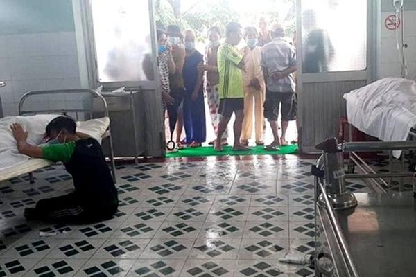 Con trai 18 tuổi tử vong nghi bị điện giật, mẹ mang xác ra để lề đường-3