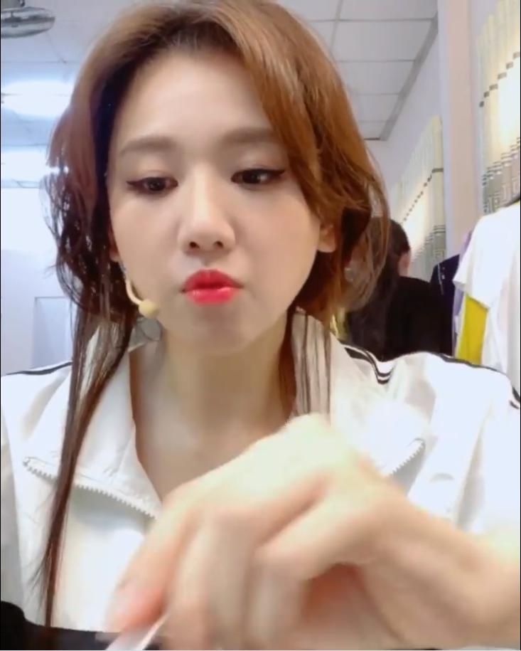 Bị nhận xét ăn uống thô thiển, Hari Won phớt lờ như chưa từng để tâm-5