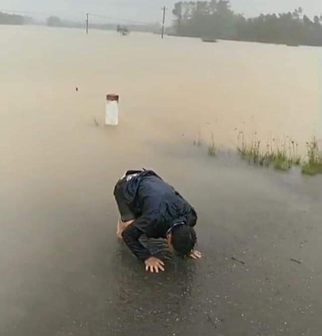 Gia đình sản phụ bị lũ cuốn trôi khi đi đẻ khóc chết lặng bên thi thể bà mẹ xấu số-4