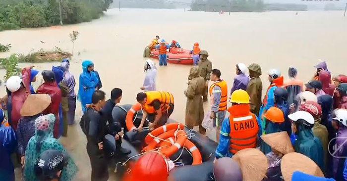 Gia đình sản phụ bị lũ cuốn trôi khi đi đẻ khóc chết lặng bên thi thể bà mẹ xấu số-8