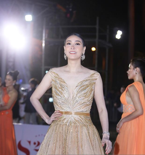 Huyền My bị đèn flash hại trang điểm như hề - Đan Trường giảm sức hút vì tóc cứng đơ-1