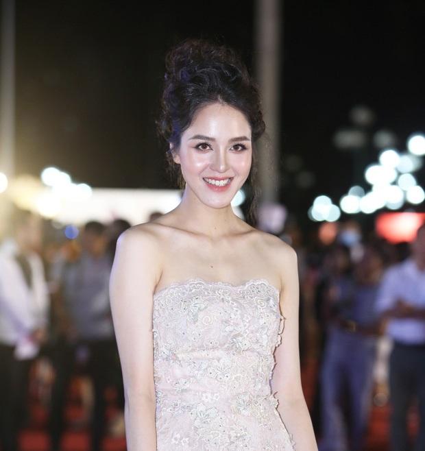 Huyền My bị đèn flash hại trang điểm như hề - Đan Trường giảm sức hút vì tóc cứng đơ-3