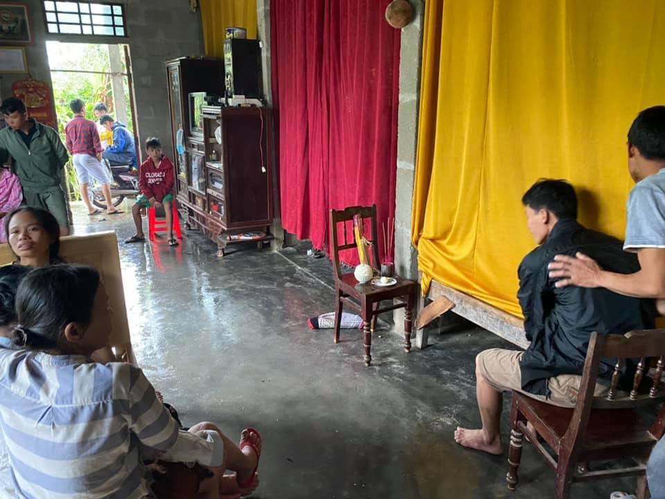 Gia đình sản phụ bị lũ cuốn trôi khi đi đẻ khóc chết lặng bên thi thể bà mẹ xấu số-1