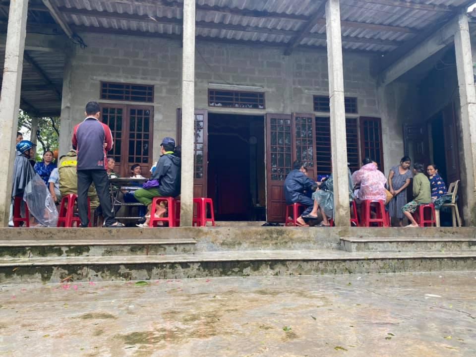 Gia đình sản phụ bị lũ cuốn trôi khi đi đẻ khóc chết lặng bên thi thể bà mẹ xấu số-3