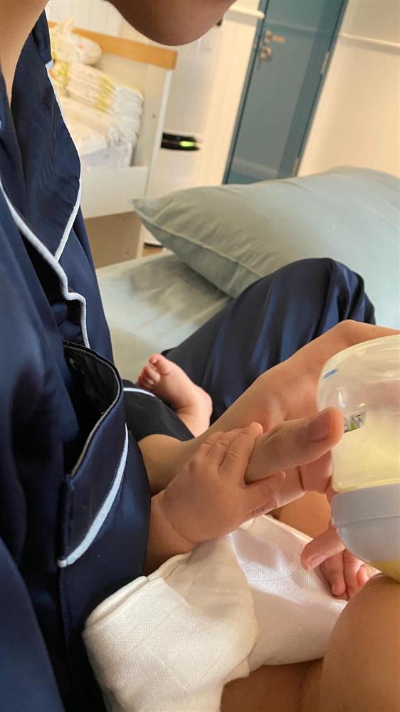 Giàu nứt đố đổ vách, Đàm Thu Trang vẫn ám ảnh trăm mối lo bỉm sữa-3