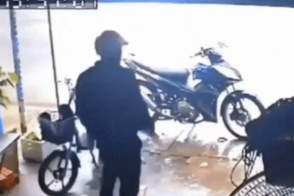 Clip: Cả gan đi ăn trộm giữa ban ngày, thanh niên bị tóm ngay tại cửa