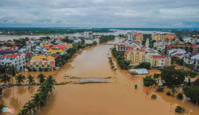 Ngày 12/10, TP Hội An, tỉnh Quảng Nam đã bớt mưa. Tuy nhiên, khu phố cổ vẫn ngập sâu do 4 nhà máy thủy điện phía thượng nguồn sông Vu Gia đang xả lũ.