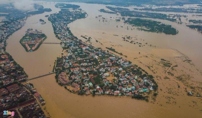 Khu vực quanh sông Hoài vẫn bị nước bao vây. Người dân di chuyển chủ yếu bằng ghe, thuyền.