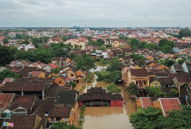 Nhiều tuyến phố quanh Chùa Cầu ngập sâu hơn 3 m.