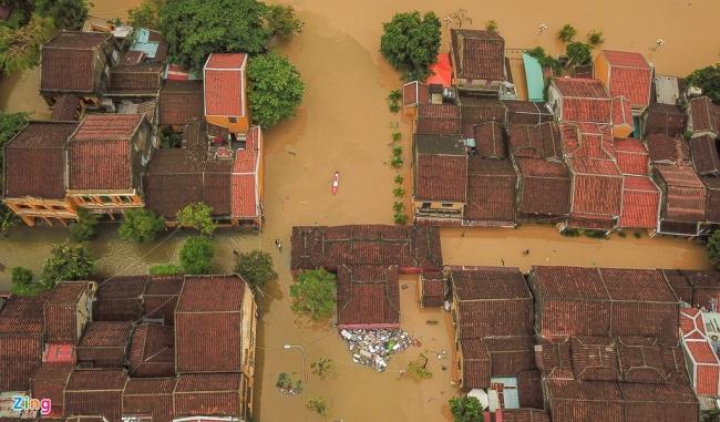 Nước dâng cao khiến việc di chuyển của người dân và du khách gặp khó khăn.