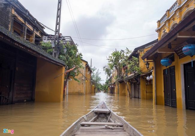 Ông Nguyễn Văn Hội (trú TP Hội An) cho biết từ khuya hôm qua đến sáng 12/10, nước đã rút dần. Tuy nhiên, nhiều tuyến đường trong phố cổ vẫn ngập từ 1,2-2 m.