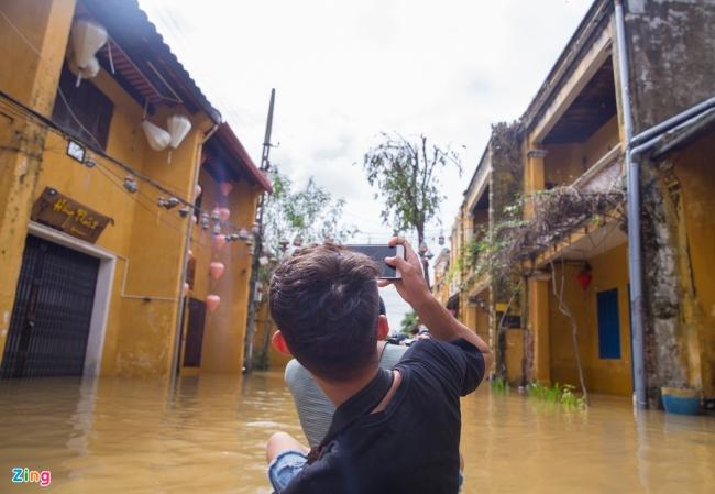 Anh Kiên (quê Thăng Bình, Quảng Nam) đã thuê người dân chở thuyền quanh phố cổ để tham quan. 