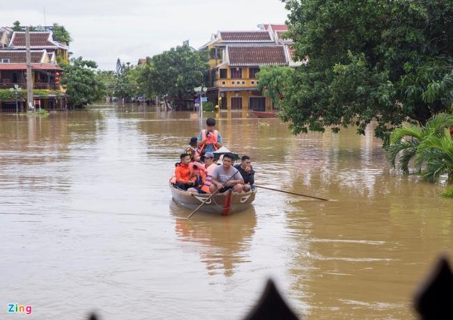 Hôm nay, nhiều du khách trong và ngoài nước cũng thuê người dân địa phương chở đi tham quan phố cổ mùa nước lũ. Giá thuê thuyền tham từ 50.000 đến 100.000 đồng/người.