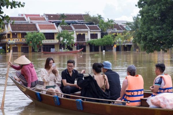 Hội An yêu cầu du khách không mặc hở hang-2