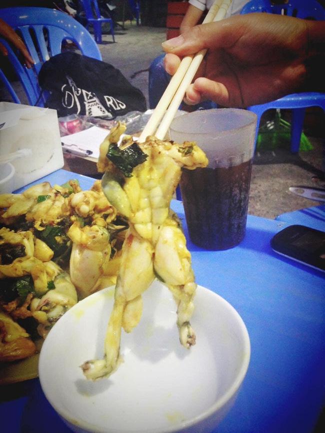 Đang đi ăn, chàng trai gắp ra khỏi đĩa 1 chú ếch xào cơ bắp cuồn cuộn ai nấy giật mình-1