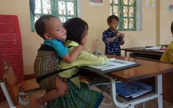 Xót xa cảnh bé gái 7 tuổi địu em 20 tháng tuổi tới lớp-1