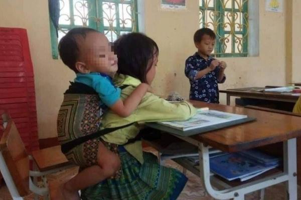 Cảm động chị gái 7 tuổi địu em 5 tháng tuổi đi tiêm phòng: Bất ngờ về mẹ bé-2