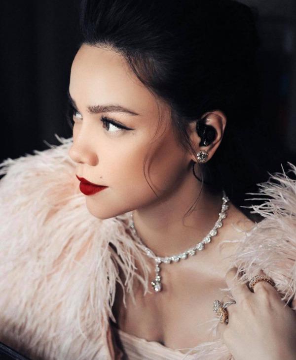 Đưa con đi chơi, Hồ Ngọc Hà đeo sương sương 4 chiếc nhẫn kim cương giá gần chục tỷ-2