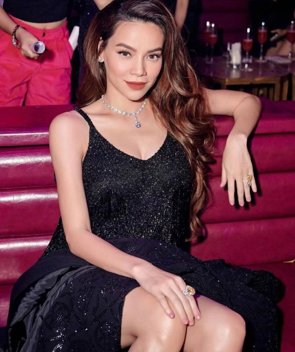 Đưa con đi chơi, Hồ Ngọc Hà đeo sương sương 4 chiếc nhẫn kim cương giá gần chục tỷ-5