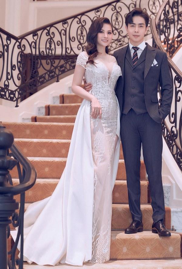 Vừa sinh con Thu Thủy đã lao đi làm, lên đồ lộng lẫy nhưng liên tục che bụng bà đẻ-1