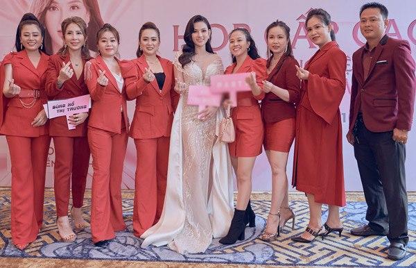 Vừa sinh con Thu Thủy đã lao đi làm, lên đồ lộng lẫy nhưng liên tục che bụng bà đẻ-3