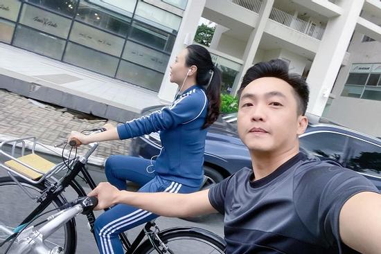 Không xế hộp bạc tỷ, vợ chồng Cường Đô La vi vu xe đạp trên phố gây chú ý