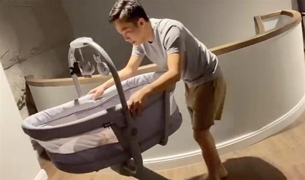 Không xế hộp bạc tỷ, vợ chồng Cường Đô La vi vu xe đạp trên phố gây chú ý-7