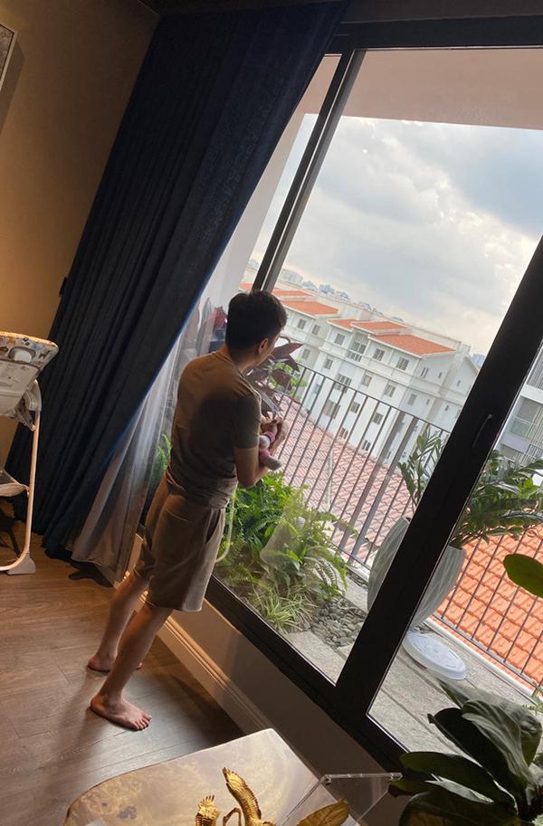 Không xế hộp bạc tỷ, vợ chồng Cường Đô La vi vu xe đạp trên phố gây chú ý-6