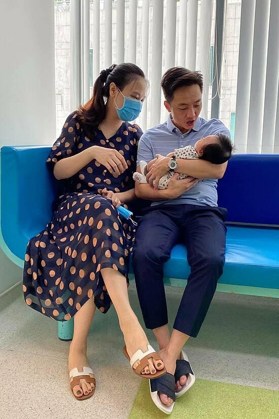 Không xế hộp bạc tỷ, vợ chồng Cường Đô La vi vu xe đạp trên phố gây chú ý-9