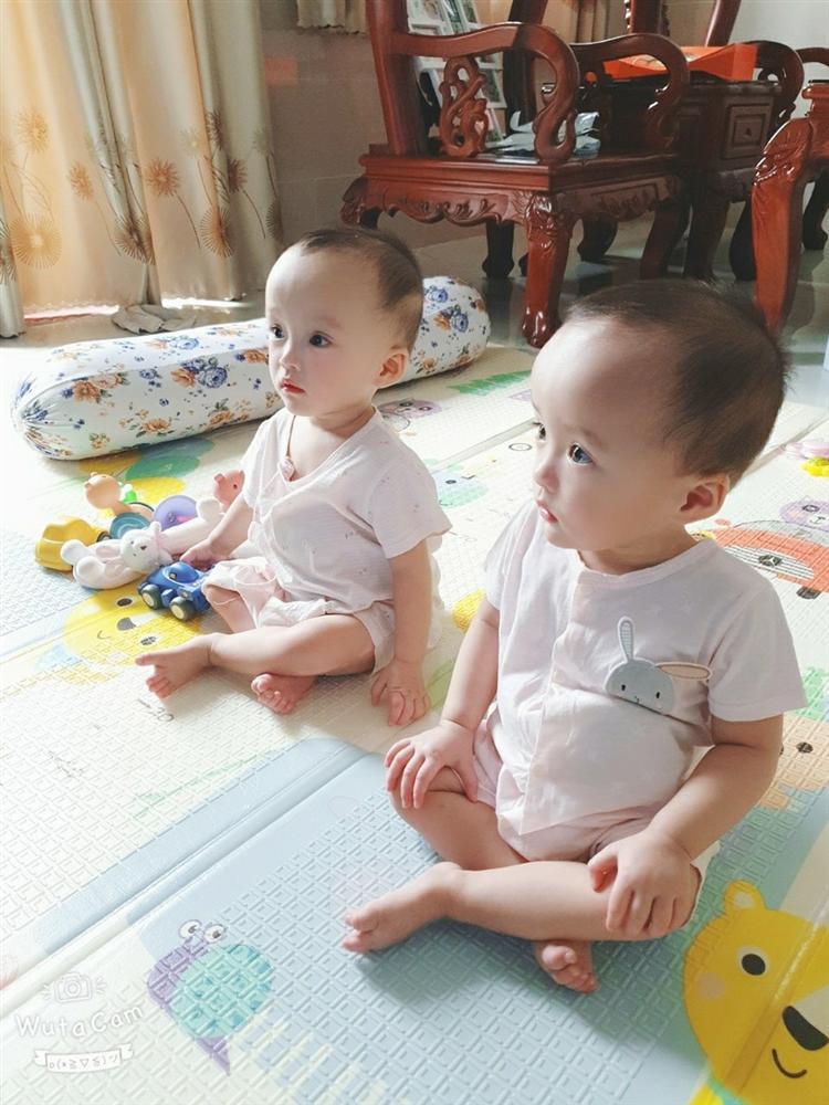 Trúc Nhi - Diệu Nhi ở nhà: Khỏe mạnh, tươi tắn, vẫn quen ngủ chổng mông như trong viện-1