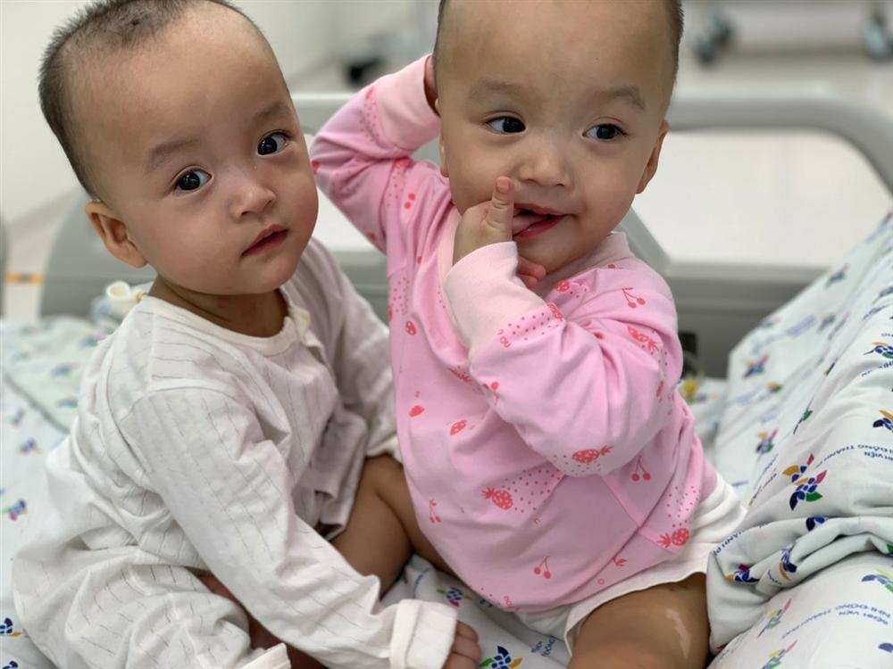 Trúc Nhi - Diệu Nhi ở nhà: Khỏe mạnh, tươi tắn, vẫn quen ngủ chổng mông như trong viện-3