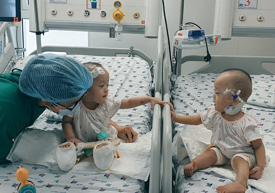 Trúc Nhi - Diệu Nhi ở nhà: Khỏe mạnh, tươi tắn, vẫn quen ngủ chổng mông như trong viện-5