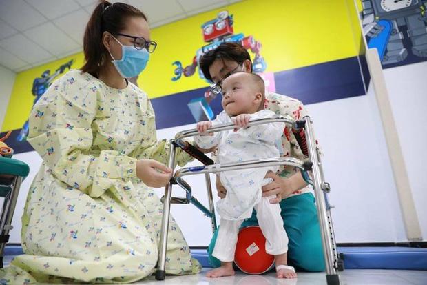 Trúc Nhi - Diệu Nhi ở nhà: Khỏe mạnh, tươi tắn, vẫn quen ngủ chổng mông như trong viện-7