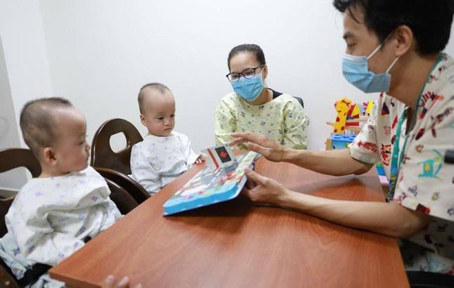 Trúc Nhi - Diệu Nhi ở nhà: Khỏe mạnh, tươi tắn, vẫn quen ngủ chổng mông như trong viện-8