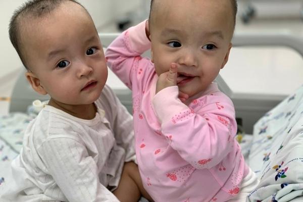 Trúc Nhi - Diệu Nhi đi chích ngừa: Hào hứng rủ nhau đua xe cùng bác sĩ-13