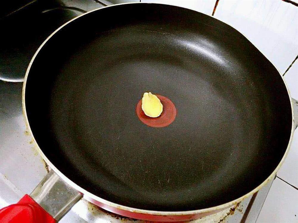 Chỉ cần nhớ 2 mẹo này thì rán cá kiểu nào cũng được, cá vàng giòn không sát chảo-1