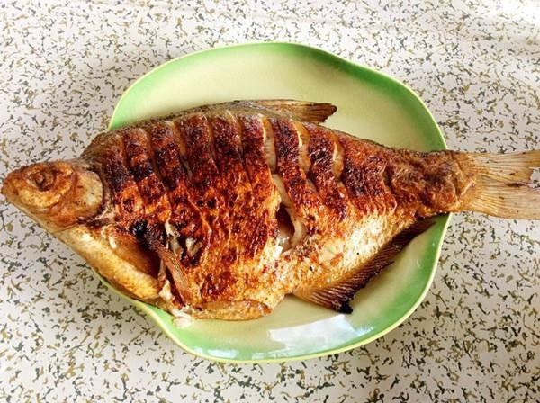 Chỉ cần nhớ 2 mẹo này thì rán cá kiểu nào cũng được, cá vàng giòn không sát chảo-3