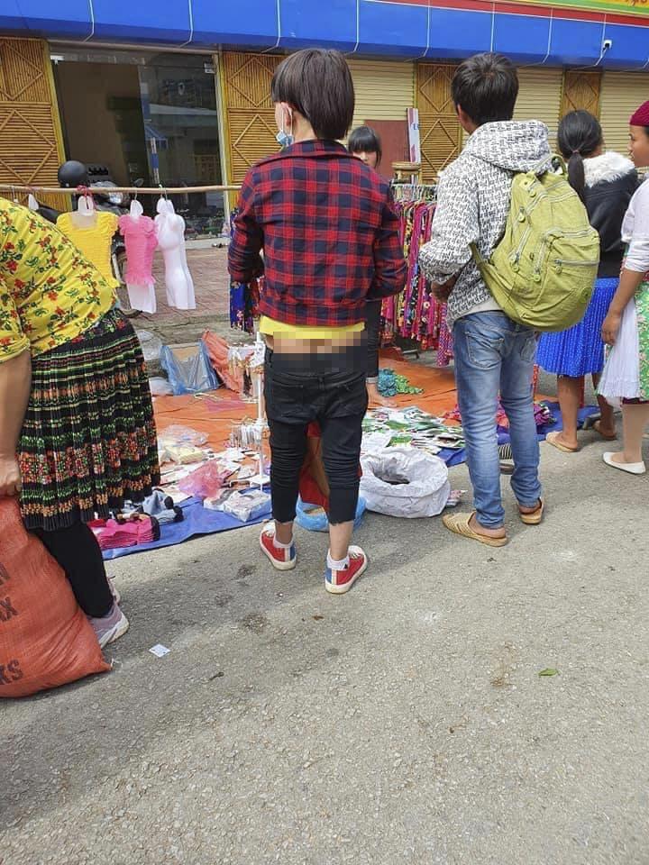 Mặc quần tụt nhưng không có đồ lót, chàng trai Việt để lộ vòng 3 cực phản cảm-2