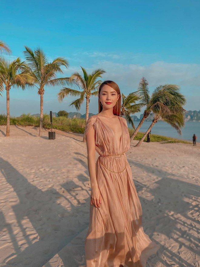 Minh Hằng chiếm spotlight đám cưới vì diện đầm xẻ sâu tận rốn-3