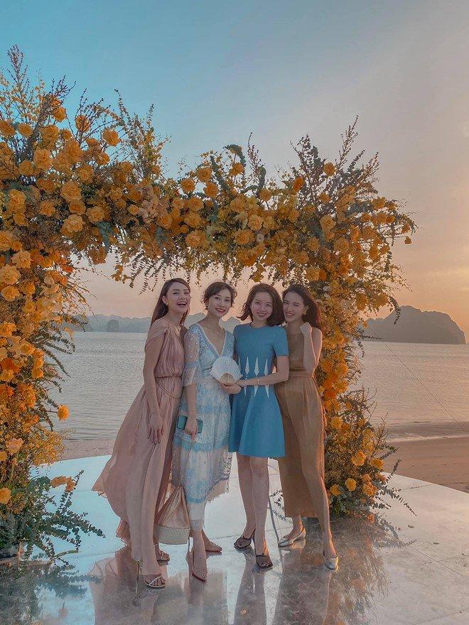 Minh Hằng chiếm spotlight đám cưới vì diện đầm xẻ sâu tận rốn-5