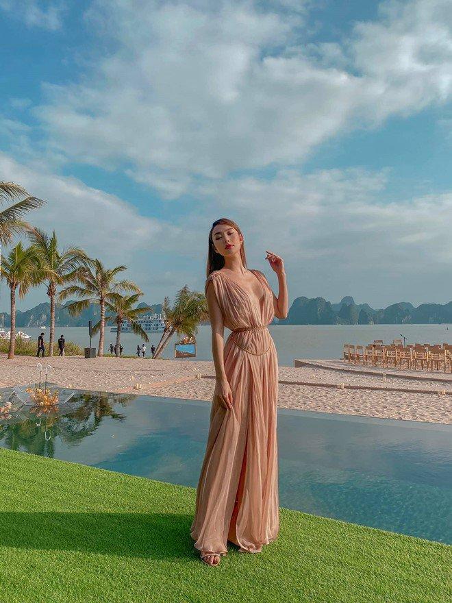 Minh Hằng chiếm spotlight đám cưới vì diện đầm xẻ sâu tận rốn-2