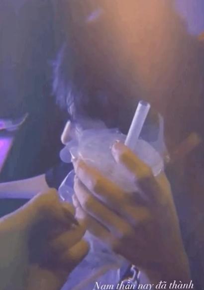 Bạn gái đe dọa khi Karik nửa đêm còn tiêm trà sữa, tưởng phốt dìm hàng ai ngờ phát cẩu lương trá hình-1