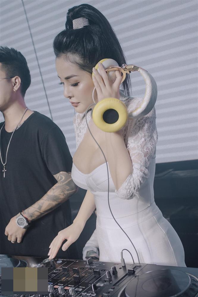 Trang phục đi diễn bar của Ngân 98 phải khoét ngực sâu mới chịu-2