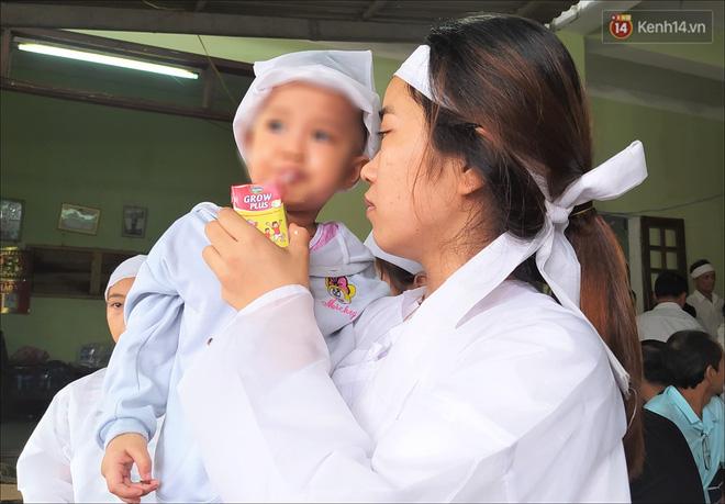 Đôi vợ chồng tử vong vì lũ cuốn: Xót xa con gái 2 tuổi nhìn di ảnh bố mẹ cười ngây thơ-3