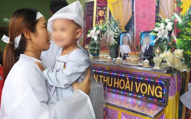 Đôi vợ chồng tử vong vì lũ cuốn: Xót xa con gái 2 tuổi nhìn di ảnh bố mẹ cười ngây thơ-4